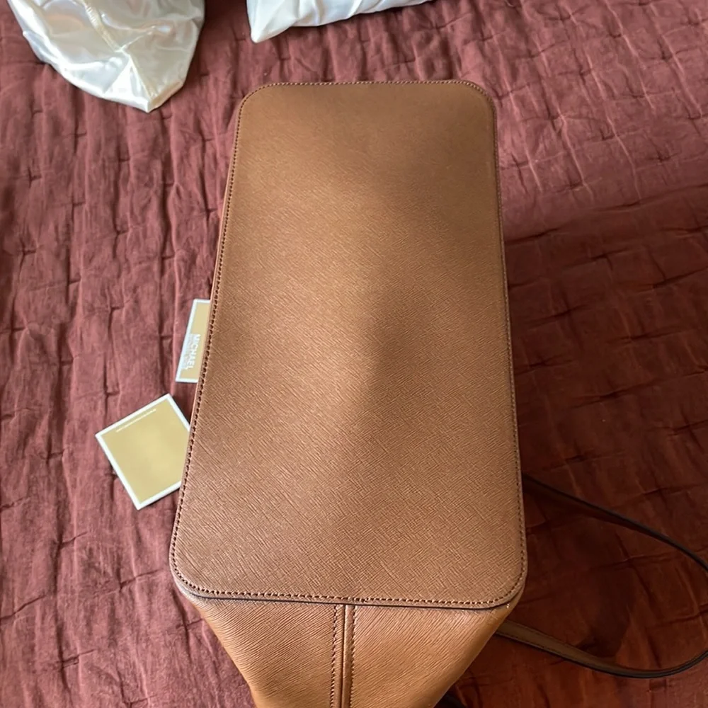 Micheal Kors new with tags jet set travel luggage. Large carry all tote. - Picture 6 of 7